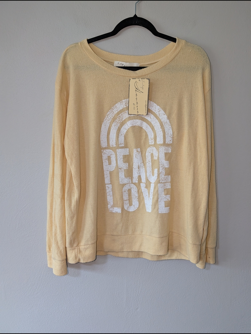 M Peace Love Cream Long-Sleeve Women's Sweatshirt